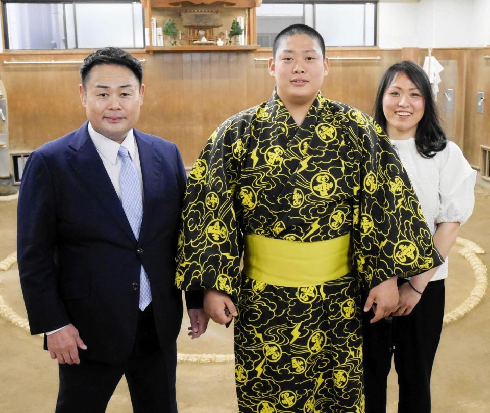 入門会見を行った（左から）雷親方、垣添玄空、おかみさんの栄美さん