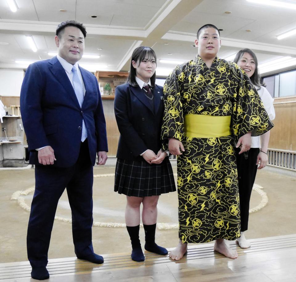 入門会見を行った（左から）雷親方、垣添星空さん、垣添玄空、おかみさんの栄美さん