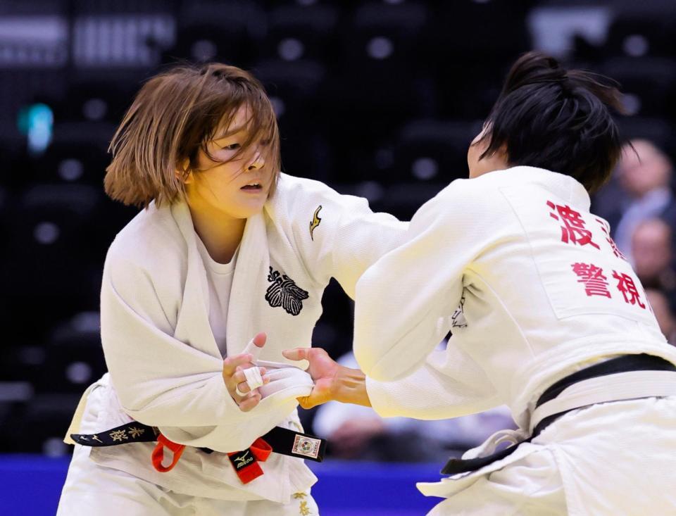 初戦の２回戦で渡辺聖子（右）と対戦する白金未桜