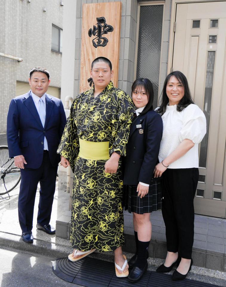 入門会見を行った（左から）雷親方、長男の垣添玄空、長女の垣添星空さん、おかみさんの栄美さん