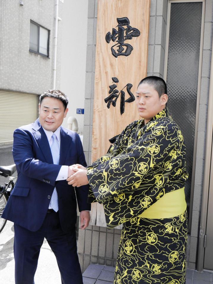 入門会見を行った雷親方、長男の垣添玄空