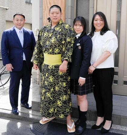 　入門会見を行った（左から）雷親方、長男の垣添玄空、長女の垣添星空さん、おかみさんの栄美さん