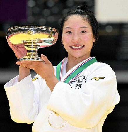 　優勝し笑顔の渡辺聖子