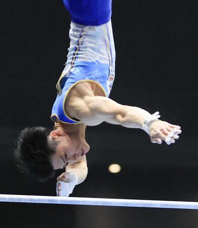 　鉄棒の演技をする橋本大輝