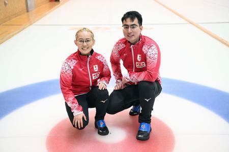 　カーリング混合ダブルス世界選手権に臨む小穴桃里（左）と青木豪（（Ｃ）ＪＣＡ／Ｈ．ＩＤＥ）