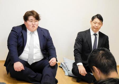 入門会見を行う白神嶺治（左）と放駒親方