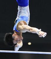 　鉄棒の演技をする橋本大輝