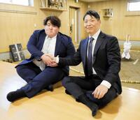 入門会見を行う白神嶺治（左）と放駒親方