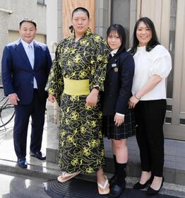 　入門会見を行った（左から）雷親方、長男の垣添玄空、長女の垣添星空さん、おかみさんの栄美さん