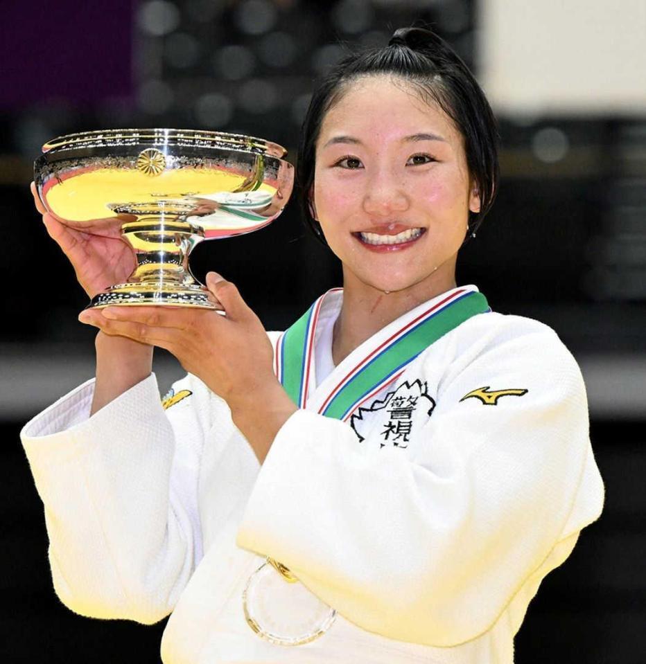 　優勝し笑顔の渡辺聖子