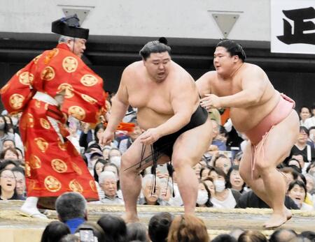 幕内選抜トーナメント決勝で正代を送り出す宇良（右）＝東京武道館
