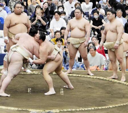 申し合いを見つめる朝紅龍（右）