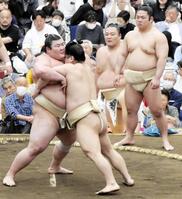 熱海富士にもろ差しで対抗する朝紅龍