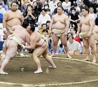 申し合いを見つめる朝紅龍（右）