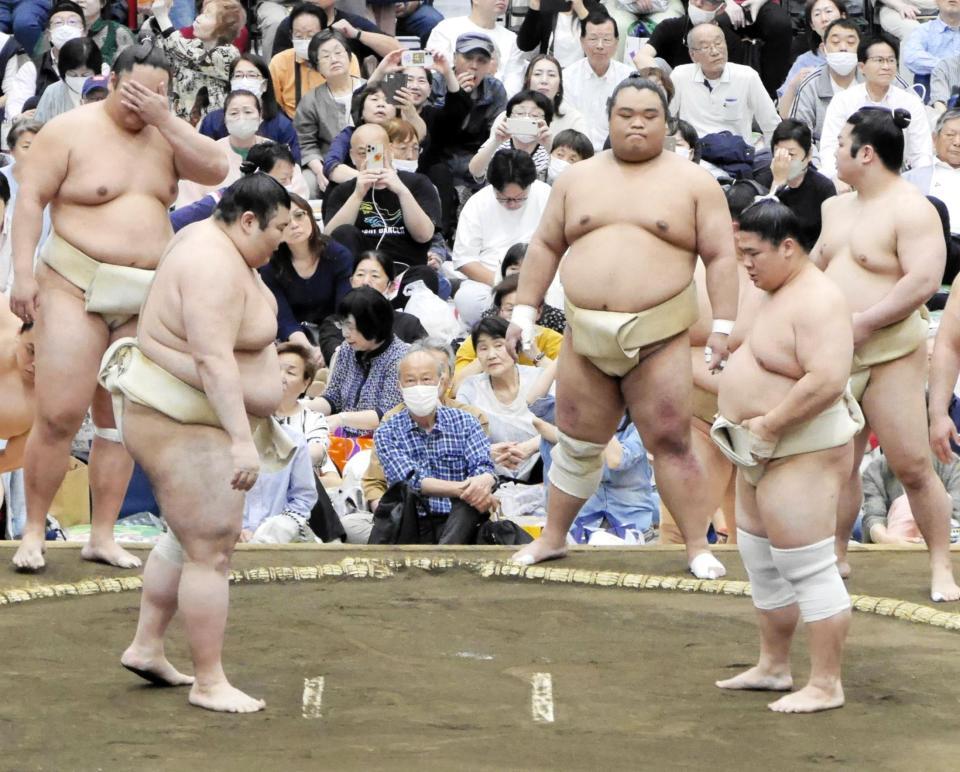 熱海富士（左）との申し合いに向かう宇良＝東京武道館