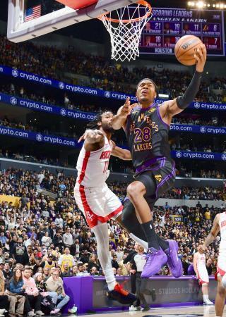 　ロケッツ戦で攻めこむレーカーズの八村（右）＝ロサンゼルス（ＮＢＡＥ・ゲッティ＝共同）