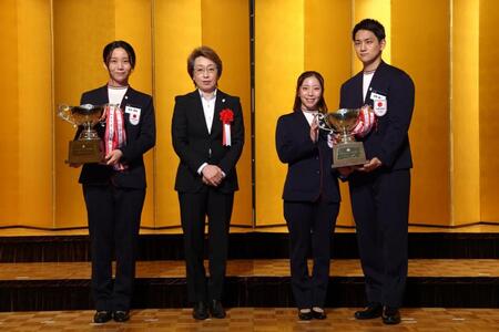 表彰祝賀会でＪＯＣ杯を受賞した高木美帆さん（左端）と三浦璃来さん（右から２人目）、木原龍一さん（右端）（アフロ／ＪＳＦ提供）