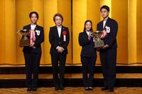 表彰祝賀会でＪＯＣ杯を受賞した高木美帆さん（左端）と三浦璃来さん（右から２人目）、木原龍一さん（右端）（アフロ／ＪＳＦ提供）