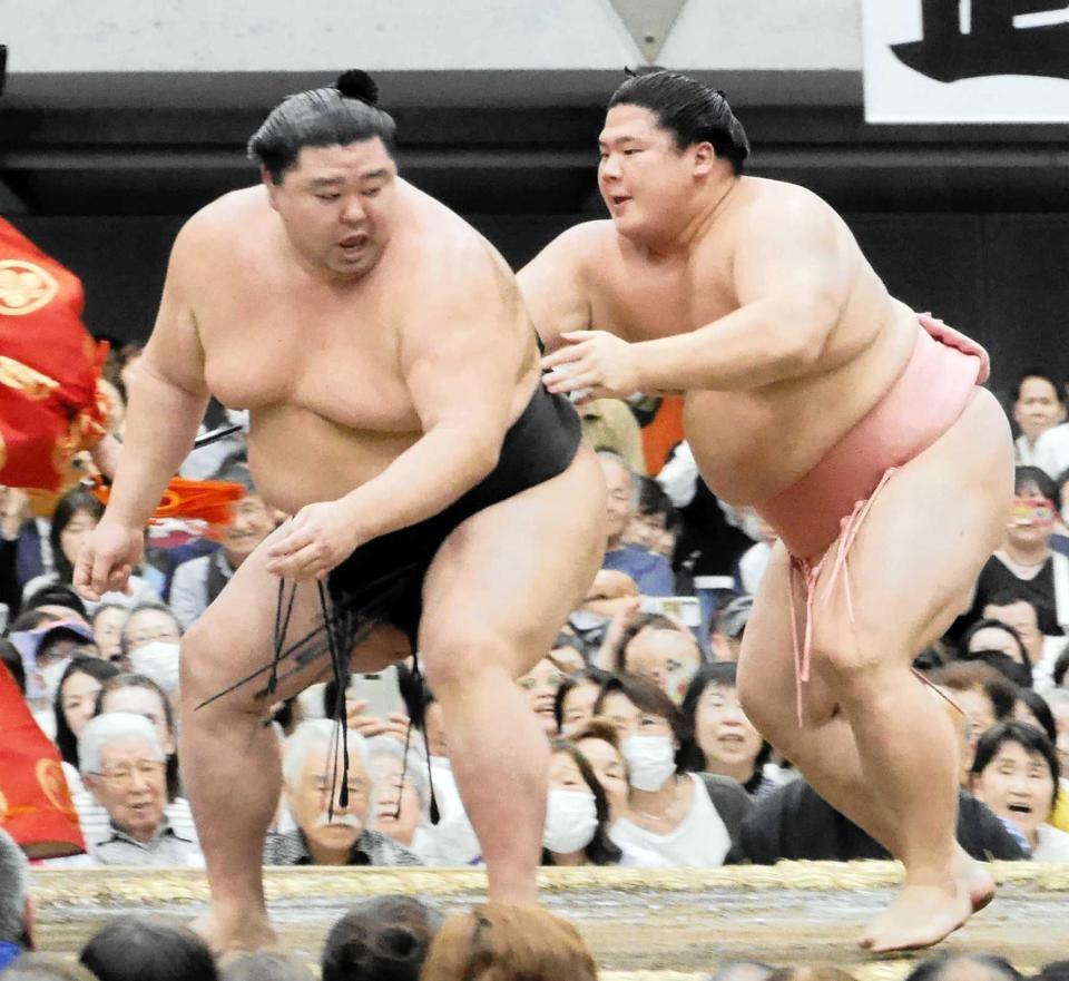 幕内選抜トーナメント決勝で正代（左）を送り出す宇良（撮影・山本鋼平）