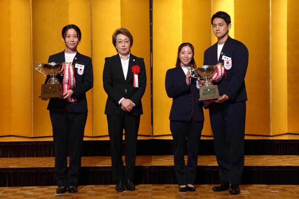 表彰祝賀会でＪＯＣ杯を受賞した高木美帆さん（左端）と三浦璃来さん（右から２人目）、木原龍一さん（右端）（アフロ／ＪＳＦ提供）