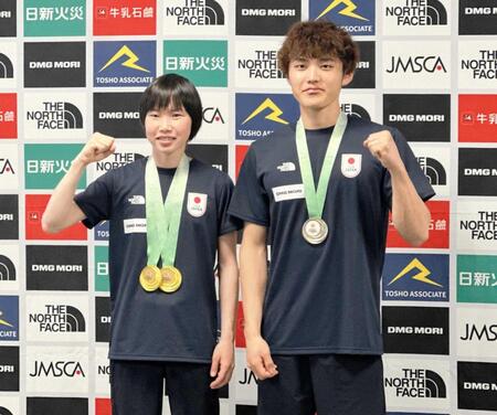 　アジア選手権で獲得したメダルを手に笑顔を見せる森秋彩（左）、安楽宙斗
