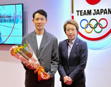 橋本聖子ＪＯＣ会長に引退報告を行った渡部暁斗さん