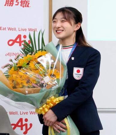 味の素本社を訪れたフィギュアスケート女子の坂本花織