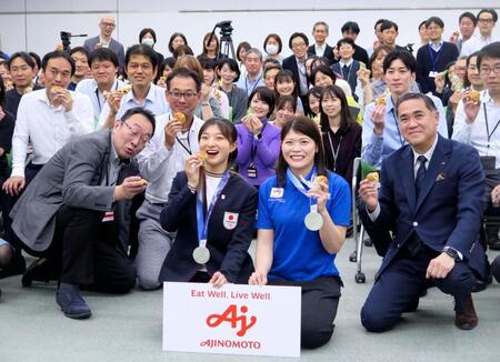 味の素本社を訪れ、社員らと記念撮影に応じるフィギュアスケート女子の坂本花織（中央左）
