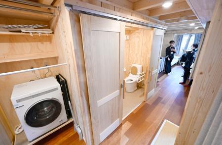 　アジア・アジアパラ大会で選手の宿泊拠点となる仮設のコンテナハウスの室内＝２３日午前、名古屋市