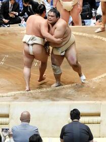 　藤島親方（手前左）を前に、ぶつかり稽古で霧島（左）に胸を出される藤凌駕