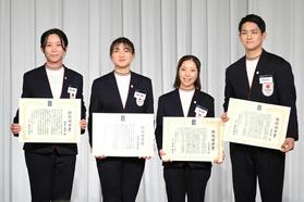 　日本スケート連盟から表彰を受けた（左から）高木美帆、坂本花織、三浦璃来、木原龍一組（提供：アフロ／ＪＳＦ）