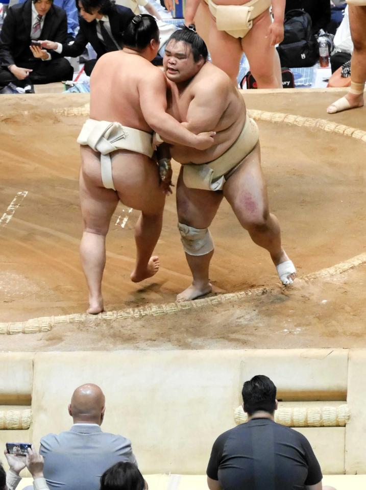 　藤島親方（手前左）を前に、ぶつかり稽古で霧島（左）に胸を出される藤凌駕