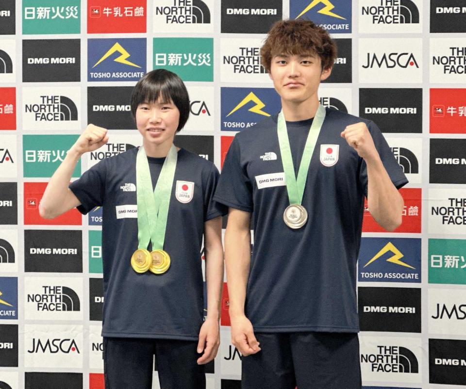　アジア選手権で獲得したメダルを手に笑顔を見せる森秋彩（左）、安楽宙斗