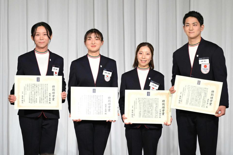 　日本スケート連盟から表彰を受けた（左から）高木美帆、坂本花織、三浦璃来、木原龍一組（提供：アフロ／ＪＳＦ）