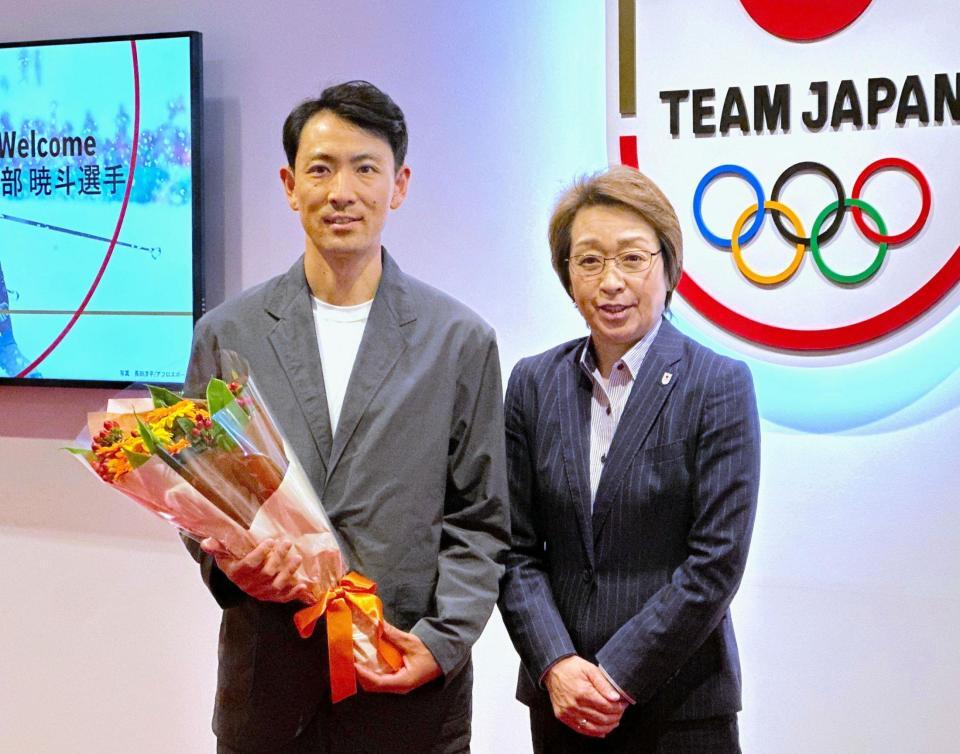 橋本聖子ＪＯＣ会長に引退報告を行った渡部暁斗さん