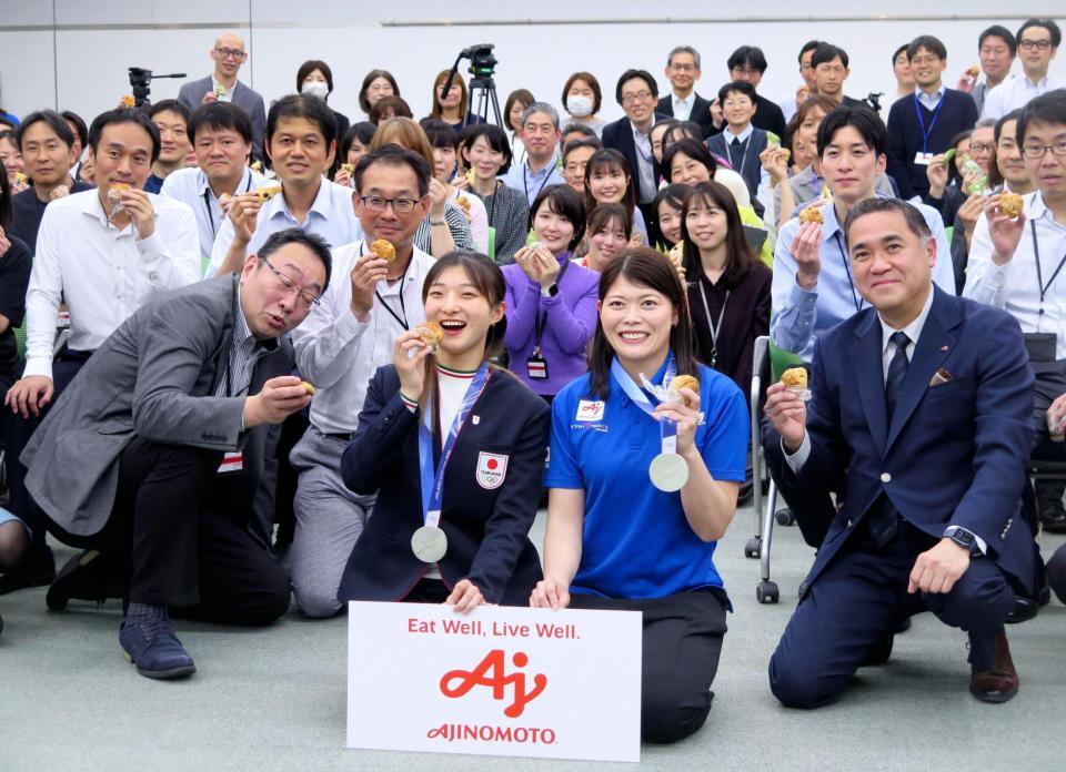 味の素本社を訪れ、社員らと記念撮影に応じるフィギュアスケート女子の坂本花織（中央左）