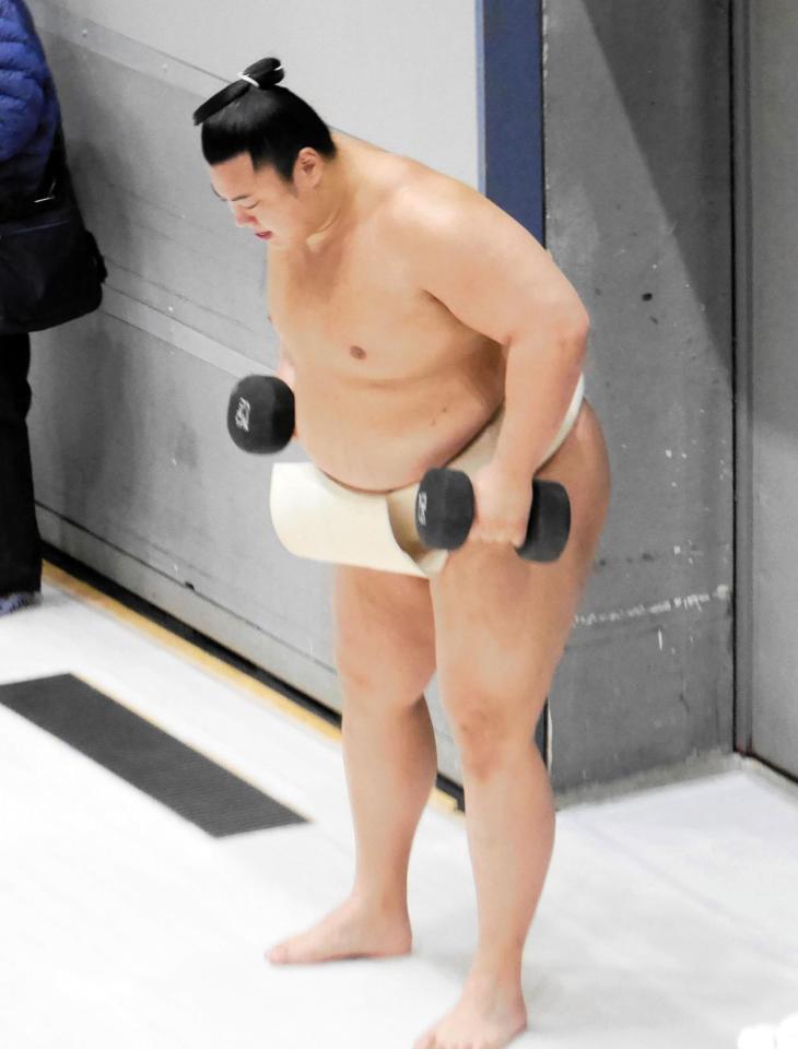 朝稽古で筋トレを行う翔猿