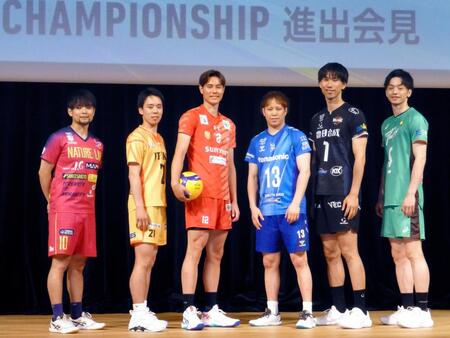 記者会見でポーズをとるサントリーの高橋藍（左から３人目）ら、バレーボール、大同生命ＳＶリーグ男子ＰＯに進出した６チームの選手