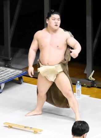 基礎トレーニングで汗を流す朝紅龍