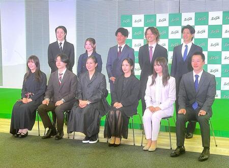 「エイブルｐｒｅｓｅｎｔｓ　Ｓｎｏｗ　Ａｔｈｌｅｔｅｓ　ｏｆ　ｔｈｅ　Ｙｅａｒ　２０２５-２０２６」に出席した（前列左から）深田茉莉、戸塚優斗、竹内智香、高梨沙羅、村瀬心椛、木村葵来、（後列左から）小林陵侑、小野光希、木俣椋真、山田琉聖、堀島行真