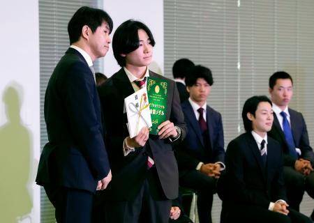 　表彰を受けるスノーボード男子ハーフパイプの戸塚優斗（手前右）＝２４日、東京都内