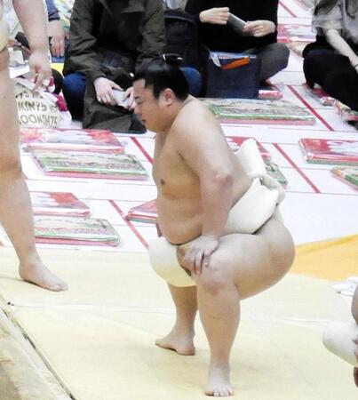 四股を踏む翔猿