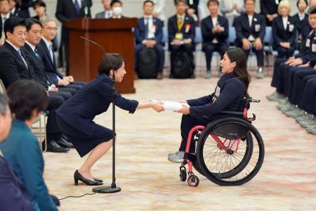 　高市首相（左）から記念品を贈られるパラリンピック・アルペンスキー女子の村岡桃佳＝２４日午後、首相官邸