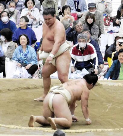 胸を出された豊昇龍（奥）に転がされる藤ノ川