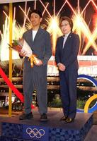 ＪＯＣの橋本聖子会長（右）を表敬訪問し、記念撮影に応じるノルディックスキー複合の渡部暁斗さん