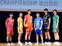 記者会見でポーズをとるサントリーの高橋藍（左から３人目）ら、バレーボール、大同生命ＳＶリーグ男子ＰＯに進出した６チームの選手