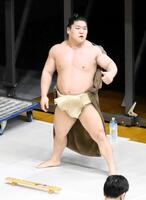 基礎トレーニングで汗を流す朝紅龍