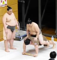付け人の力士を乗せて腕立て伏せを行う朝紅龍