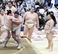 申し合い稽古に視線を向ける翔猿（右）