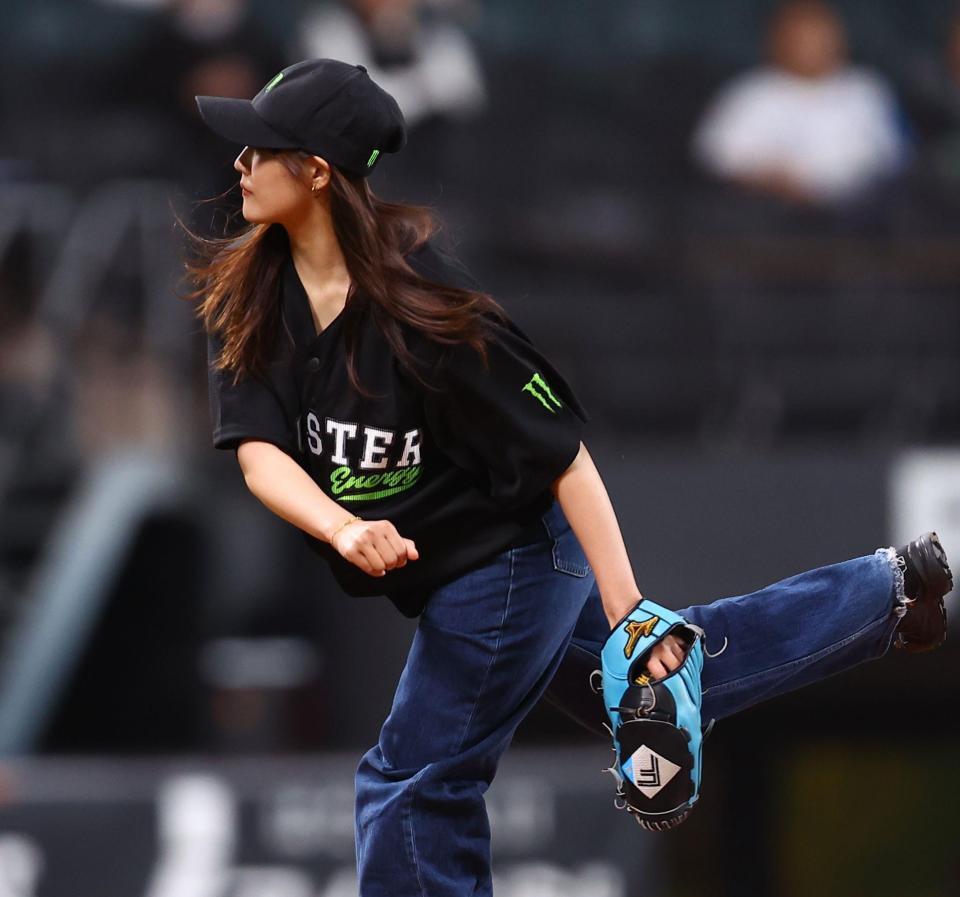 始球式を務めた村瀬心椛（２２日）